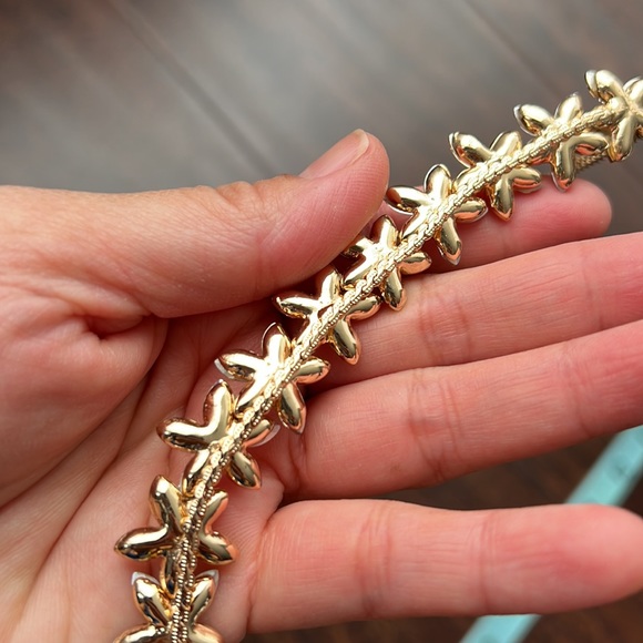 Beautiful Floral Rhinestone Statement Neckalce - Picture 6 of 8